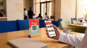 منيو الكتروني PDF بباركود ثابت على طاولة مطعم